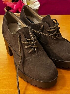 Women’s Chunky Heel Lace-Up Oxford in Dark Brown Suede